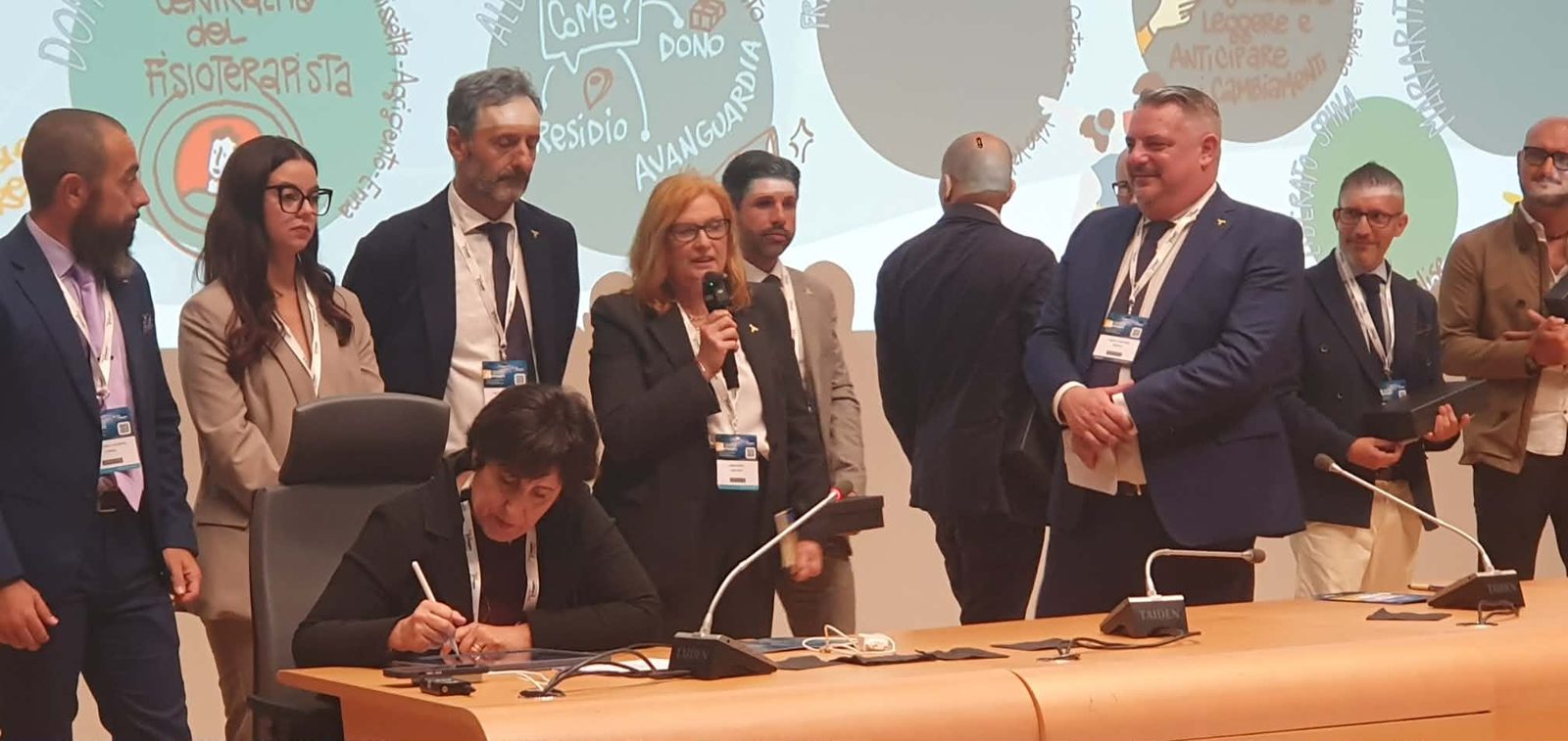 La Presidente di OFI Liguria Dott.ssa Anna Maria Dell'Eva interviene sul palco del 4° Congresso nazionale FNOFI