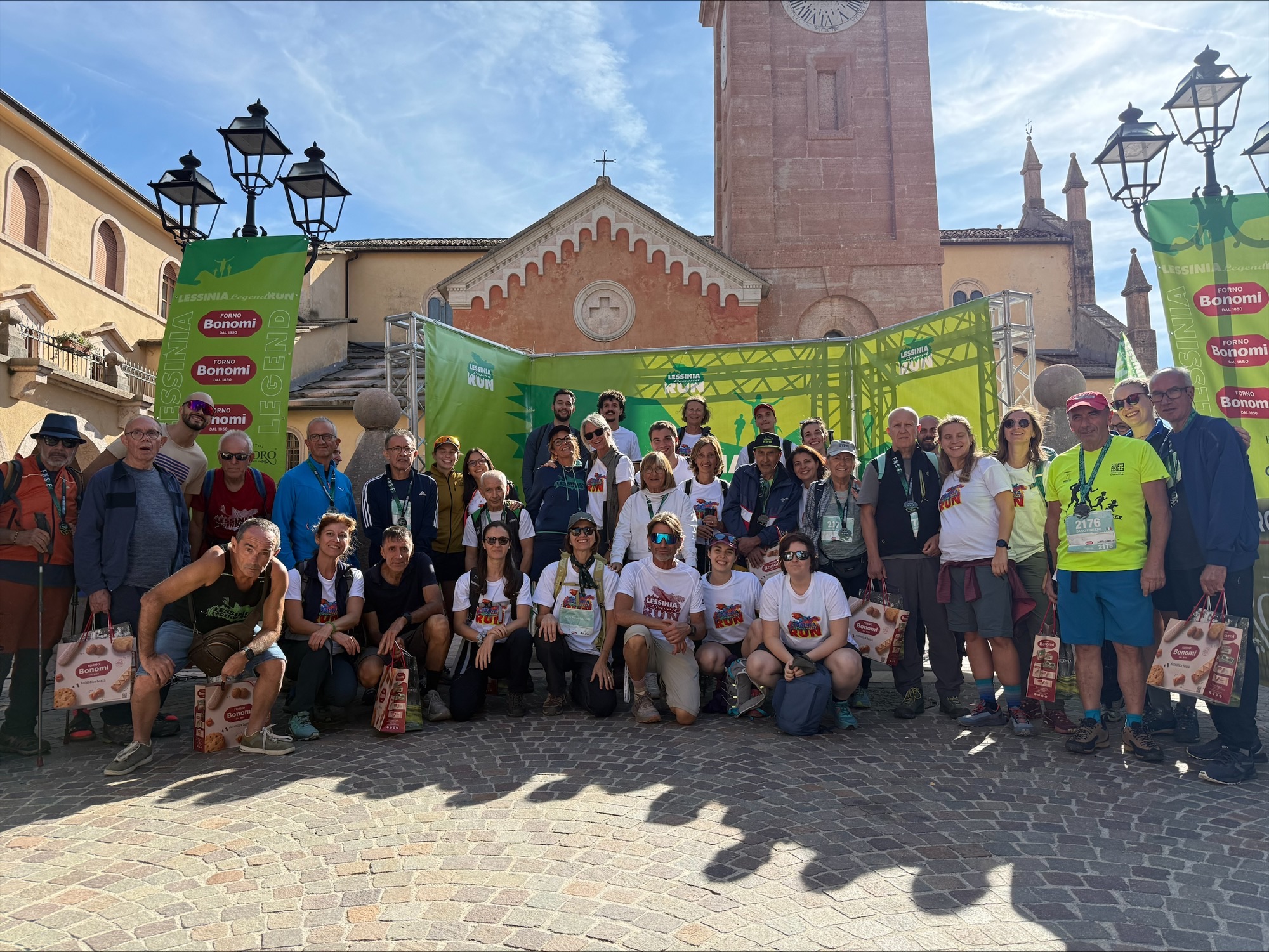 Atleti, fisioterapisti e volontari riuniti nella piazza di Velo Veronese al termine della Lessinia Legend Run for Parkinson 2026