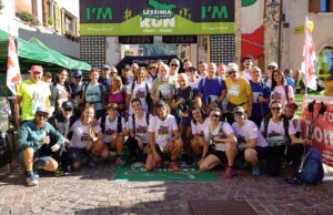 Atleti con Parkinson, fisioterapisti e volontari riuniti sotto l'arco di partenza e arrivo della Lessinia Legend Run 2026 a Velo Veronese